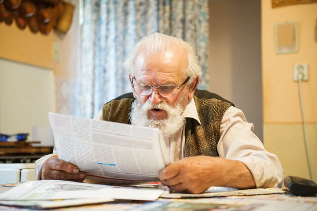 新聞を読む老人