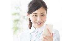 スマホを見る女性